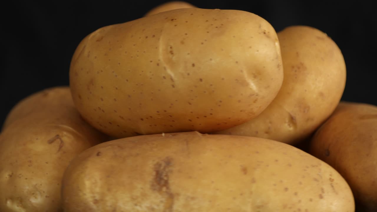 흑색 바탕에 분리 된 고 회전하는 원시 감자 1