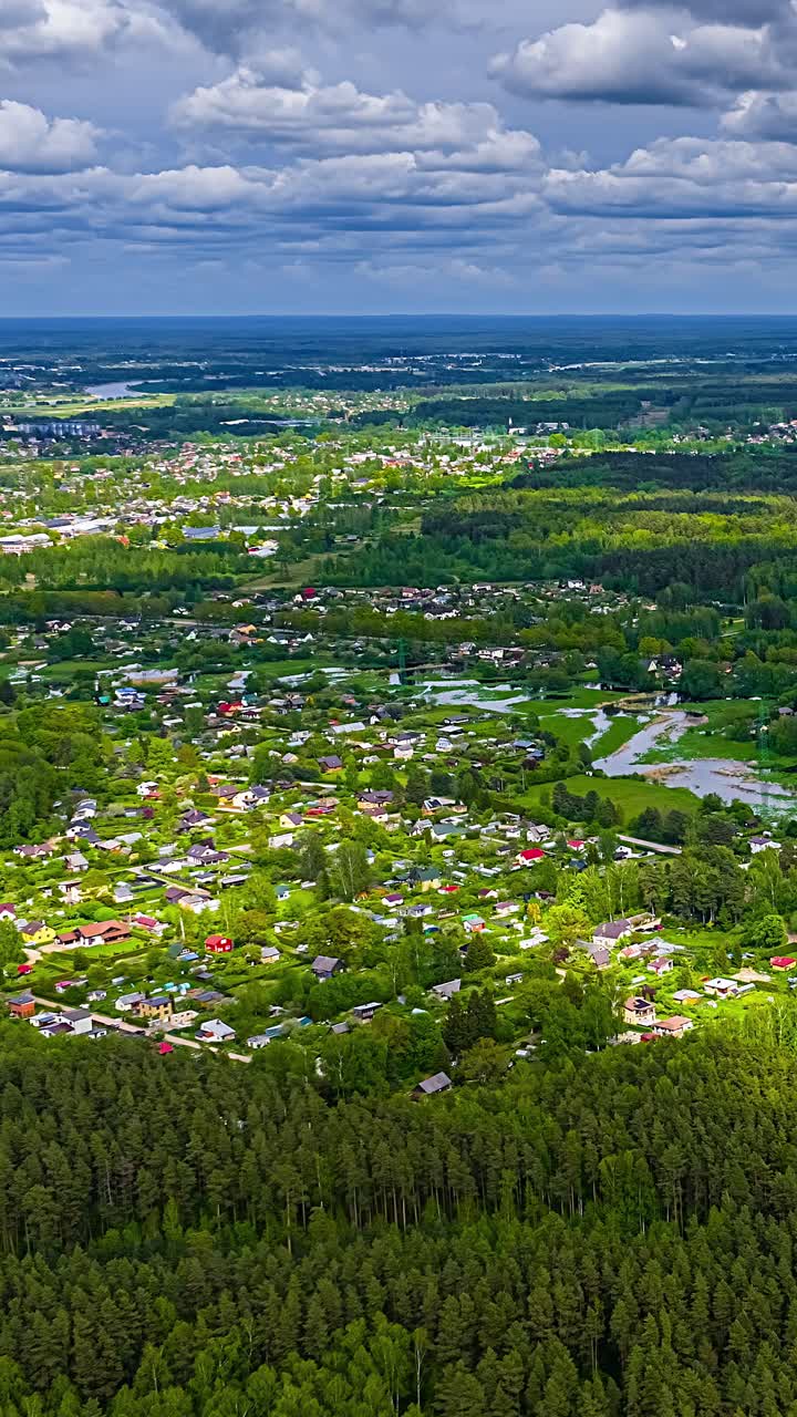Time lapse del cielo con nuvole in movimento sopra un'area suburbana - Inquadratura verticale