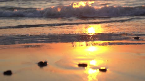 Toma-Deslizante-De-La-Puesta-De-Sol-Sobre-El-Mar-Del-Norte