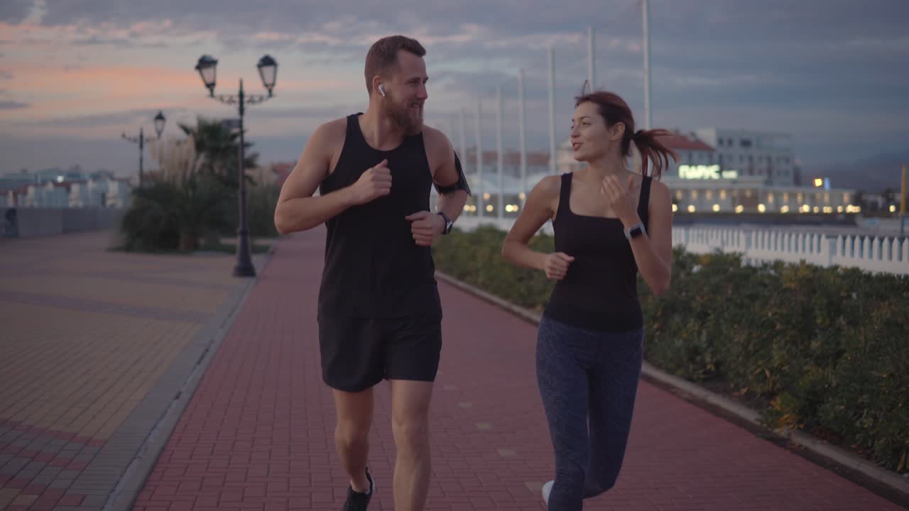 pareja corriendo juntos al atardecer