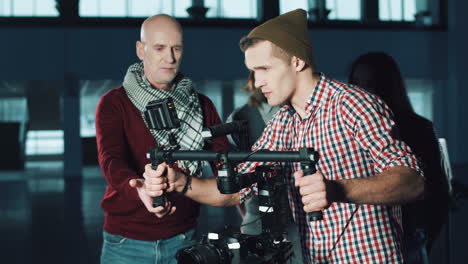 equipo de filmación trabajando en el set