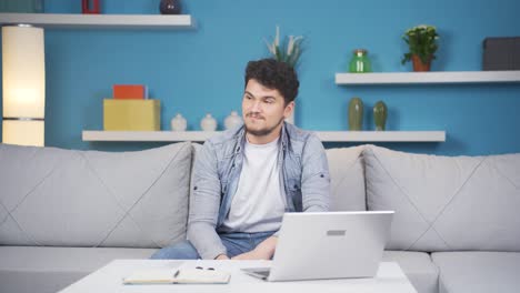 el hombre que está enojado consigo mismo y tiene defectos.