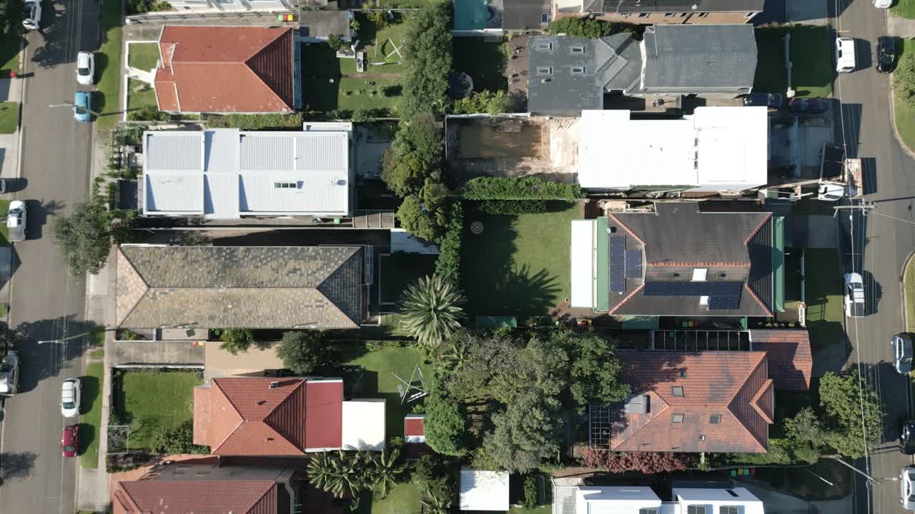 vista de arriba hacia abajo en el área residencial compuesta por casas australianas modernas que rodean un área boscosa frente a la playa en maroubra en un día soleado de otoño