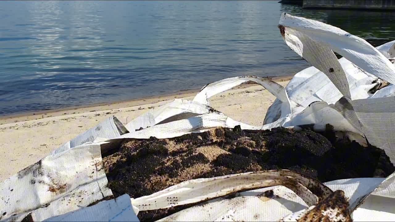 싱가포르 라자루스 섬에서 기름에 은 모래를 담은 큰 가방의 비디오