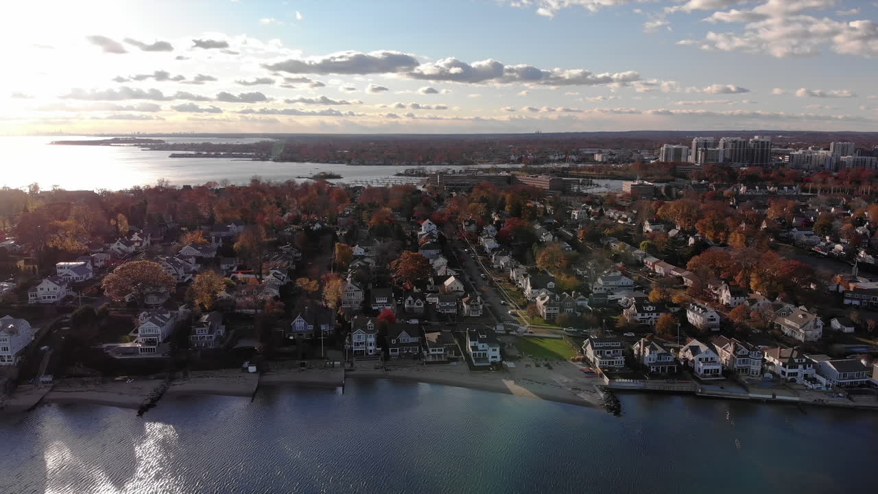 Colori autunnali radiosi sulla costa del Connecticut con New York City in lontananza.