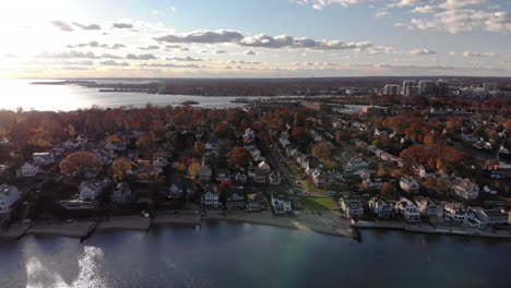 strahlende herbstfarben an der küste von connecticut mit new york in der ferne