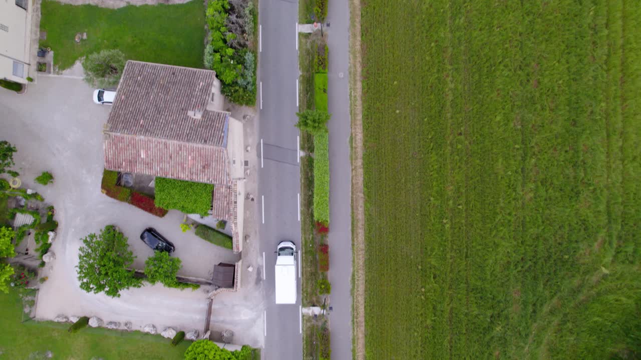 시골을 여행하는 흰색 밴의 조감도 추적 샷