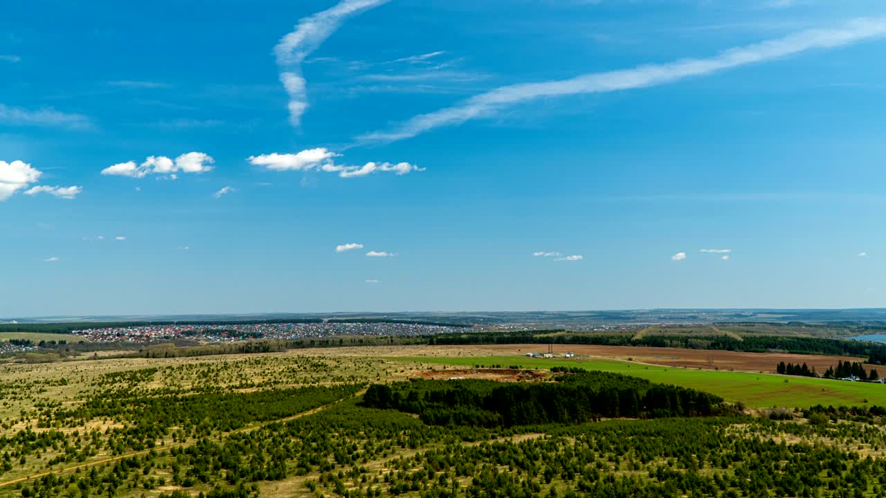video aéreo de un hermoso paisaje de verano, volando sobre el terreno plano, lapso de tiempo, hermoso panorama de verano desde la vista de un pájaro, bucle de video