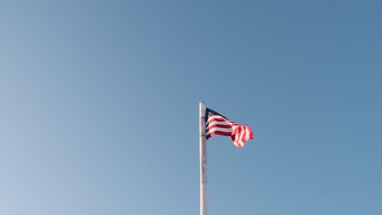 bandera americana ondeando contra el cielo azul