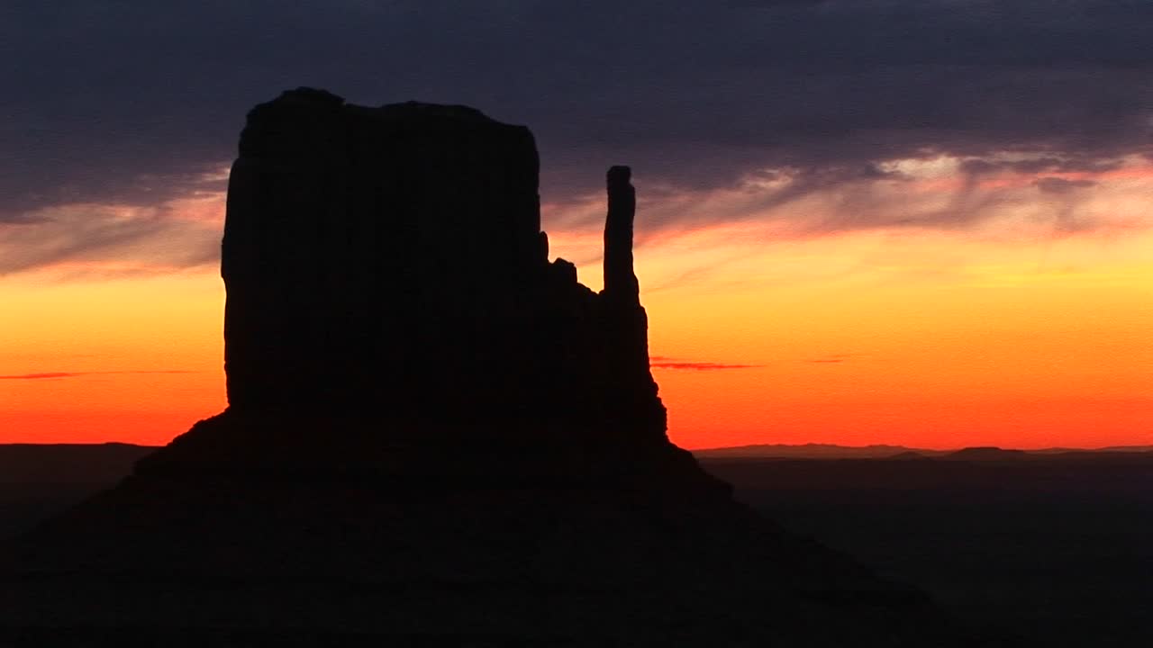 midt skud af venstre handske i monument valley arizona silhuet på goldenhour