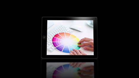 pantallas de dispositivos multimedia que muestran a los diseñadores en el trabajo
