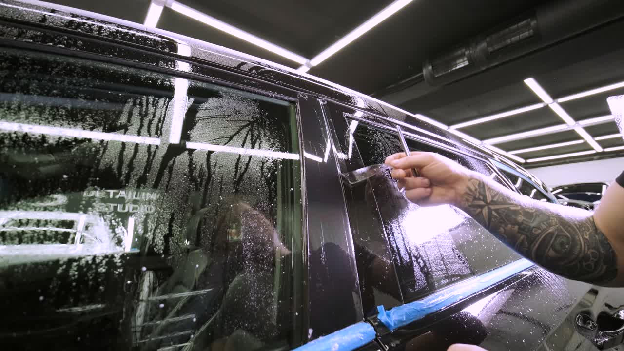 비닐 폴리우레탄 테이프로 자동차를 는 사람. 자동차를위한 필름. 자동차에 스티커 보호 필름