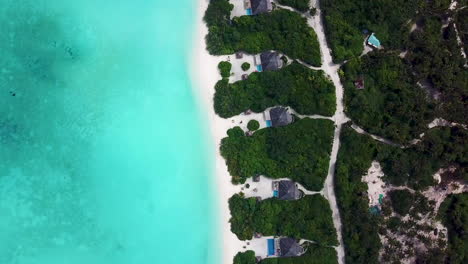 disparo de drone en ángulo descendente del resort isleño en las maldivas
