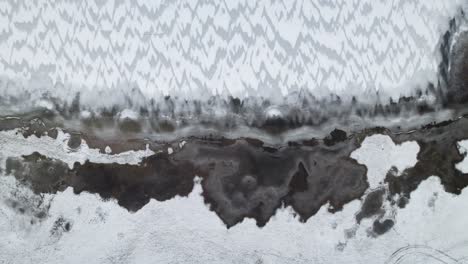 vista general de arriba hacia abajo del lago de hielo chevron patrón de nieve en suwalki gap masuria polonia, aérea