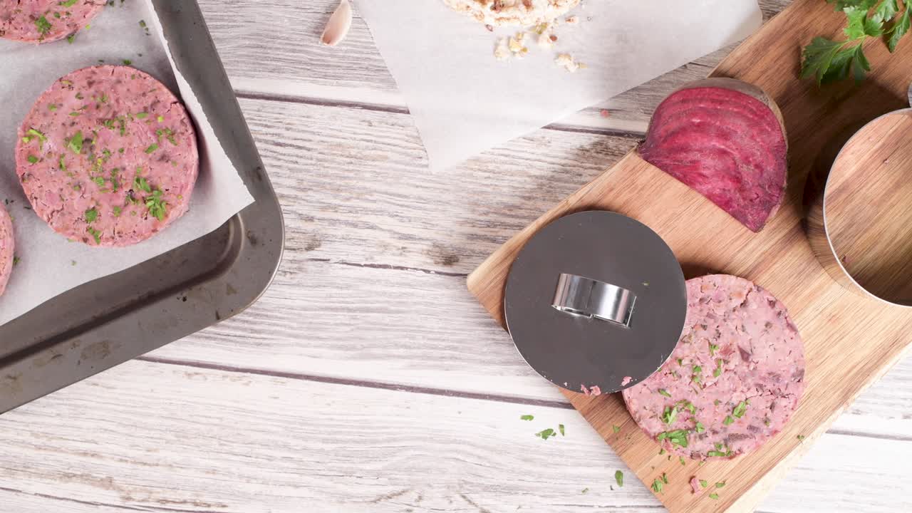 hamburguesa vegetal cruda con remolacha y frijoles blancos