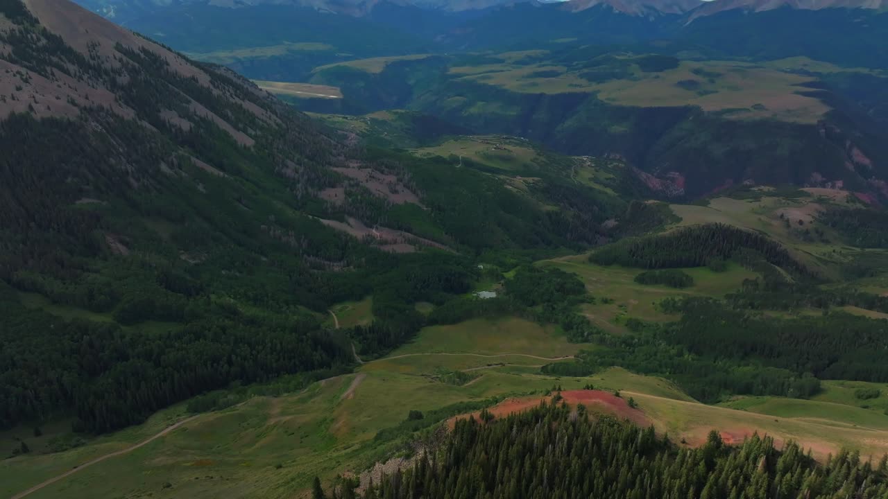 árboles de abeto ridgway aeropuerto telluride colorado verano último dólar carretera aéreo drone monte sneffels desierto rancho san juan montañas rocosas uncompahgre bosque hacia atrás pan up movimiento