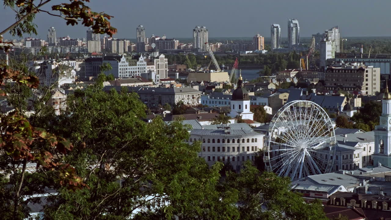 가을 나무로 둘러싸인 키예프 포딜 지구의 정적 망원 클립