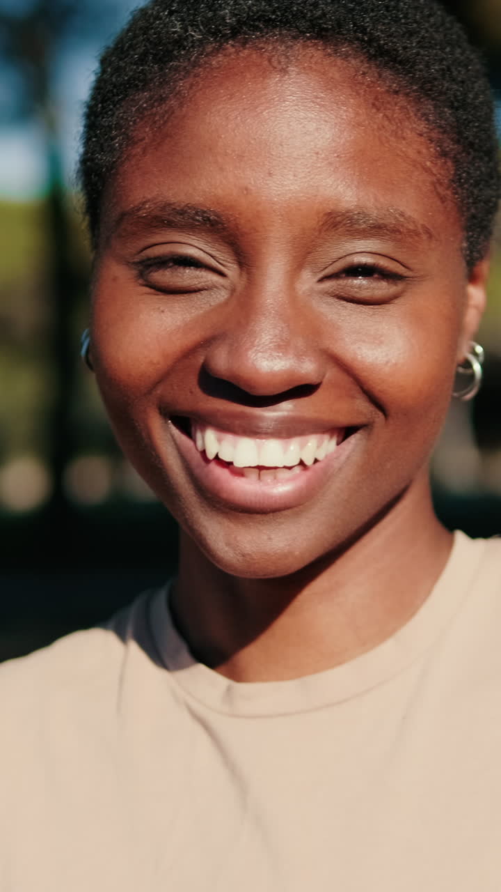 Portrait en gros plan d’une jeune femme noire heureuse et souriante