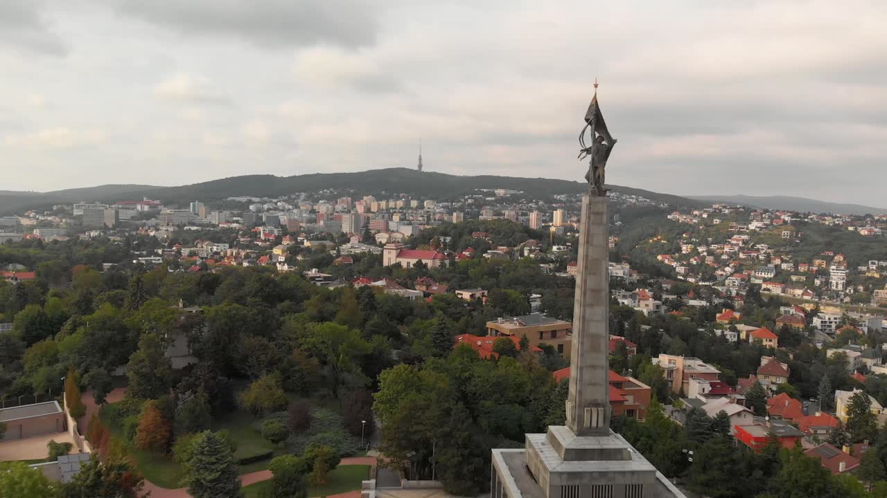 imágenes aéreas de 4k a 100 mbps de slavin en bratislava, europa