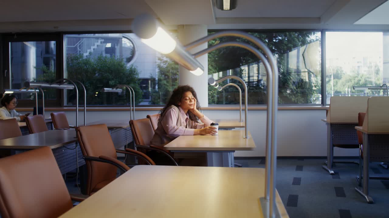 도서관 에 있는 여자