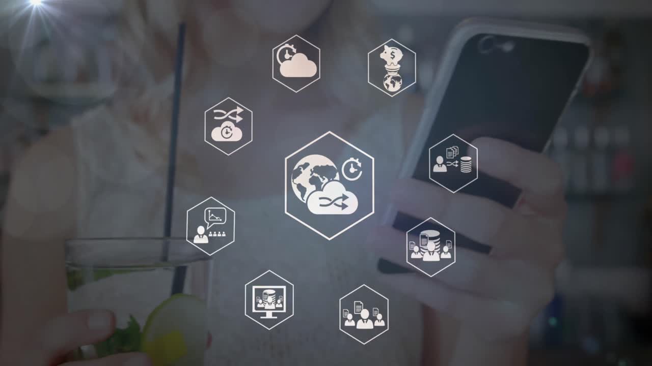 animación de la red de conexiones con iconos sobre la mujer usando un teléfono inteligente
