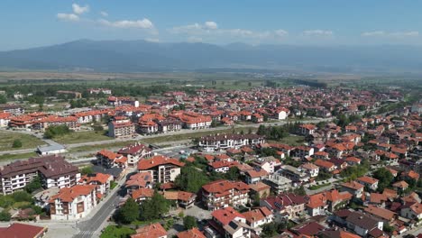 Bansko-Dorf-Und-Skigebiet-Im-Sommer-In-Bulgarien---Luftaufnahme-4k