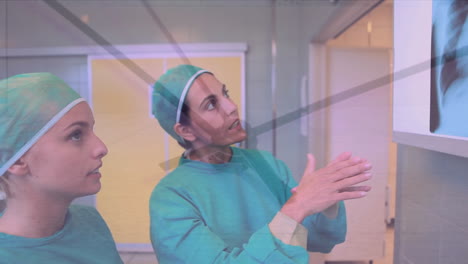 animación del reloj de tic-tac sobre dos cirujanas diversas discutiendo sobre el informe de rayos x en el hospital