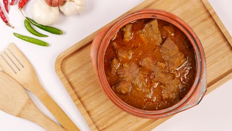 delicioso curry de cerdo en una olla de arcilla