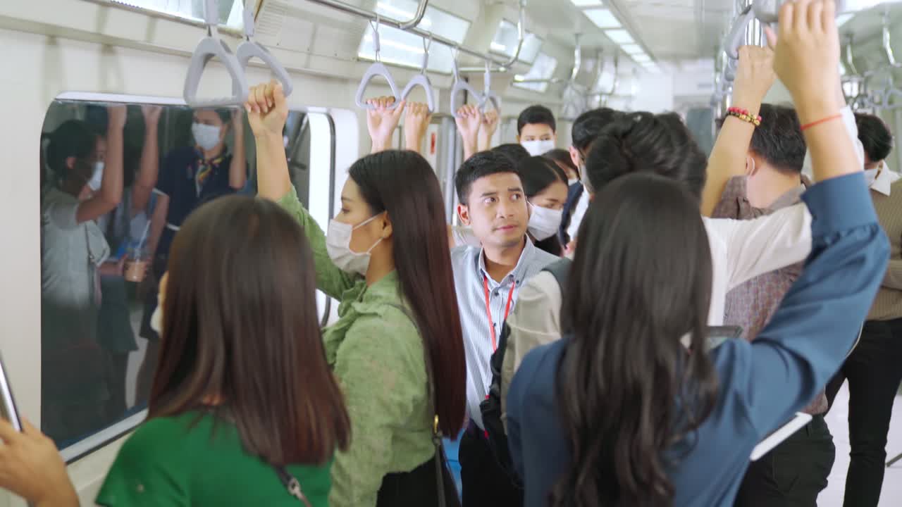 열차에서 병든 남자가 기침을 하고 다른 사람들이 바이러스 확산에 대해 걱정하게 만니다.