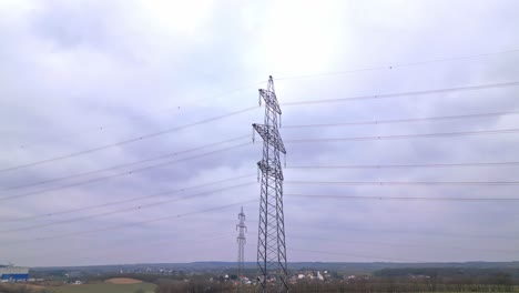 Vista-Aérea-Del-Poste-Eléctrico-Que-Soporta-La-Línea-Eléctrica-Aérea