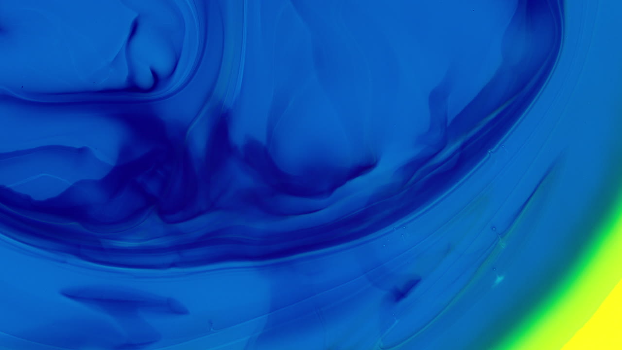 La combinazione di colori di pittura blu e giallo crea una bella dimensione al rallentatore.