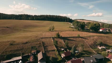 Dynamische-Fpv-renndrohnenflugaufnahmen-Des-Dorfes-Sihla-In-Der-Zentralslowakei