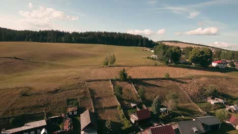 imágenes dinámicas de vuelo de drones de carreras fpv del pueblo de sihla en el centro de eslovaquia