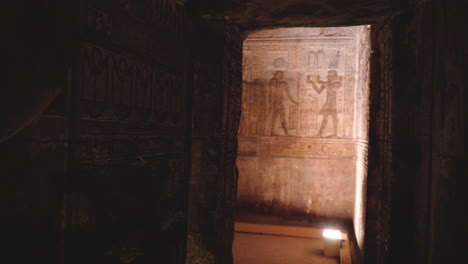 Complejo-Del-Templo-De-Dendera-En-Egipto-Pirámides-Sitio-Del-Patrimonio-Mundial-De-La-Unesco-Vista-Panorámica-Herrar-Jeroglíficos-Tallados-En-La-Pared-De-Piedra