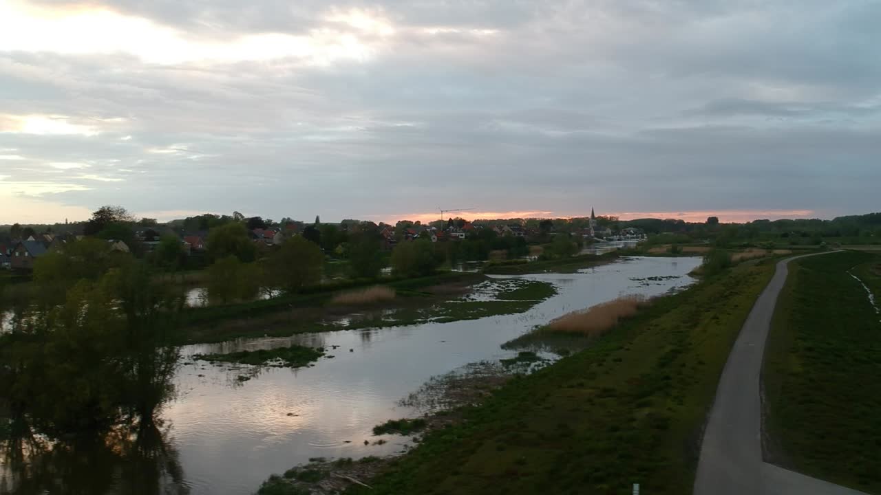 drones aéreos sobre el pantano en la dramática puesta de sol nublada, lado dolly