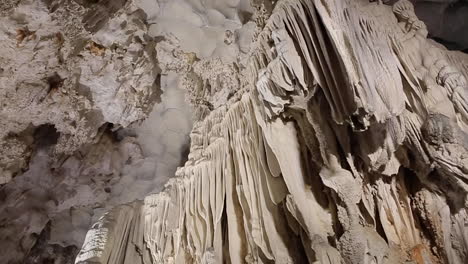 höhlenkalkstein unter der erde mit weißen stalaktiten und stalagmiten