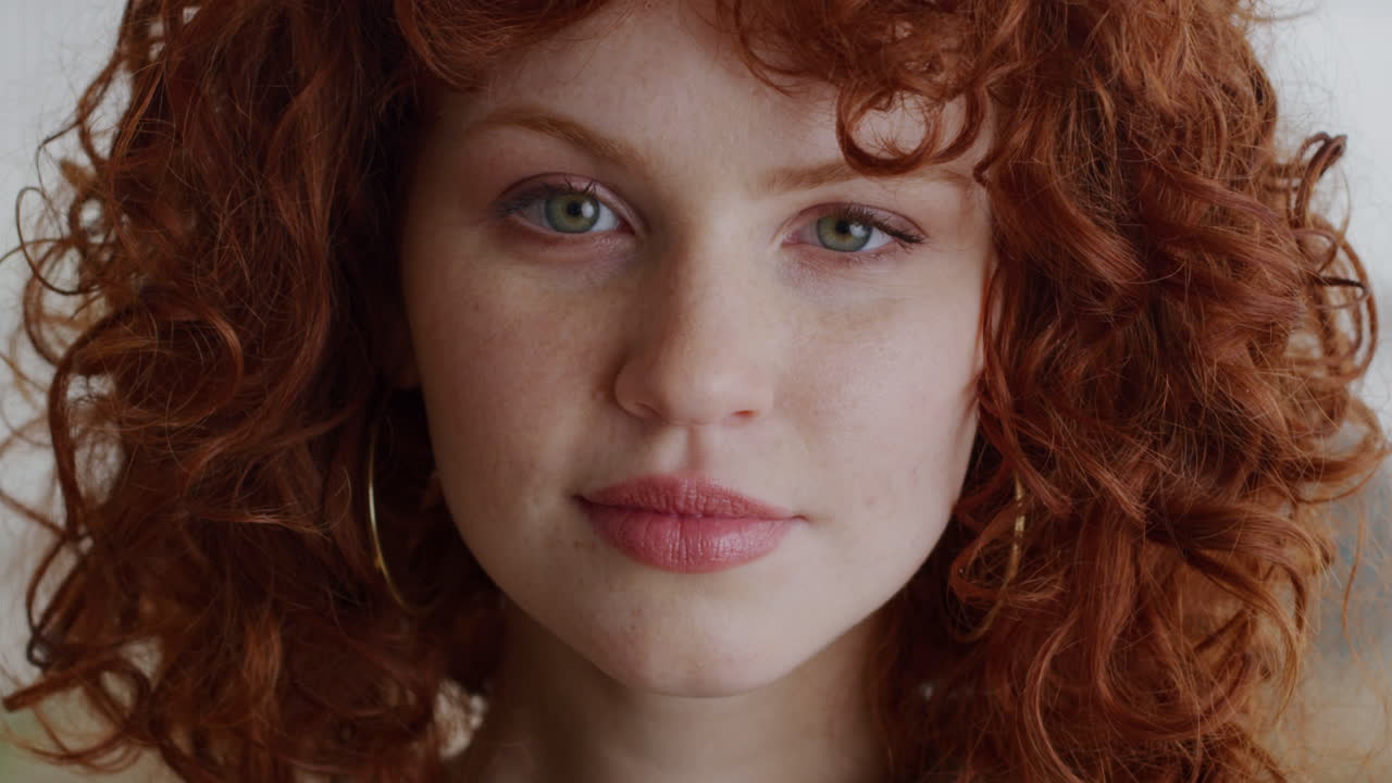 행복, 미소와 홍색 여성의 얼굴 긴장