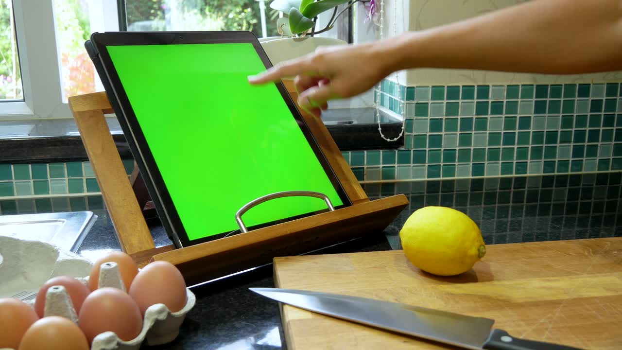 preparación para cocinar y hornear con una receta de tableta de pantalla verde