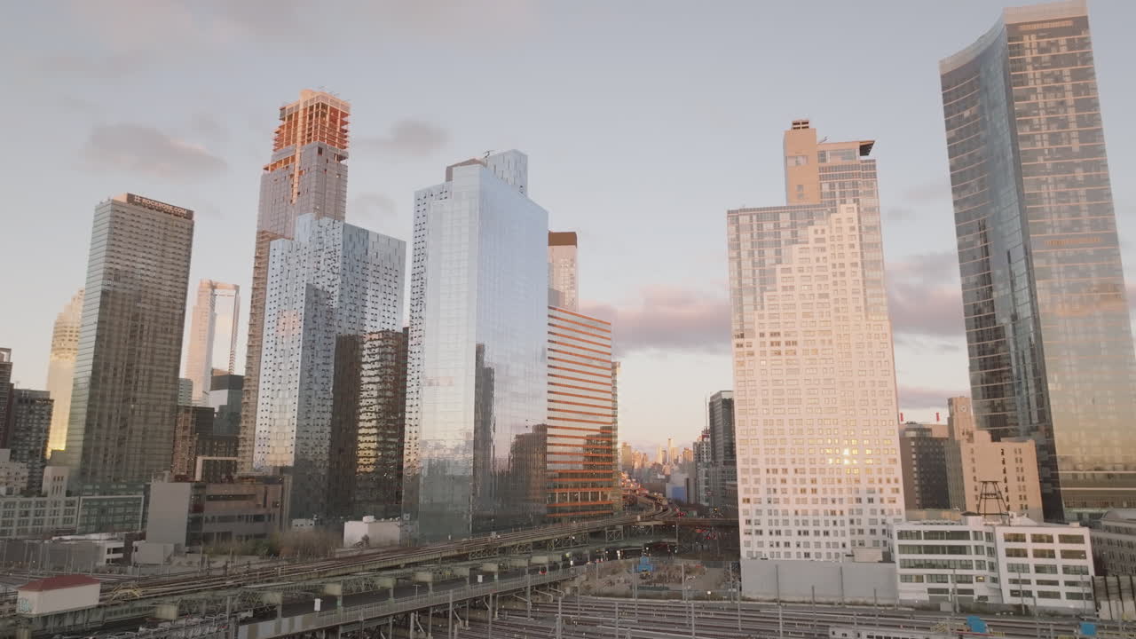 vista aérea de la ciudad de long island, queens, tomada al amanecer durante el otoño de 2024
