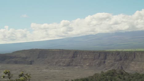 panorámica rápida del mauna loa y el cráter del volcán de derecha a izquierda