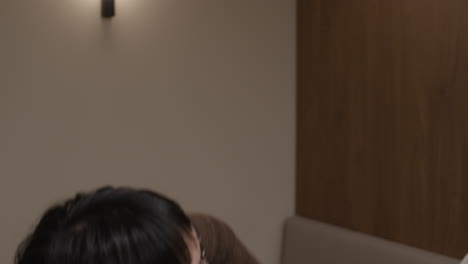 대화 중인 부부