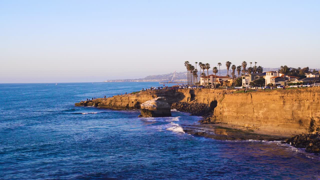 캘리포니아 주 샌디에이고의 태평양 연안에 있는 그림 같은 해가 지는 절벽