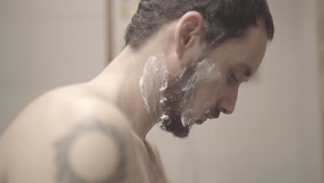 Hombre-De-Cerca-Afeitándose-La-Barba,-Baño,-Tiro-Estático