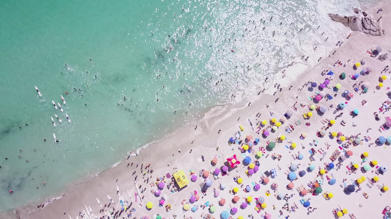 escena de la playa abarrotada desde arriba