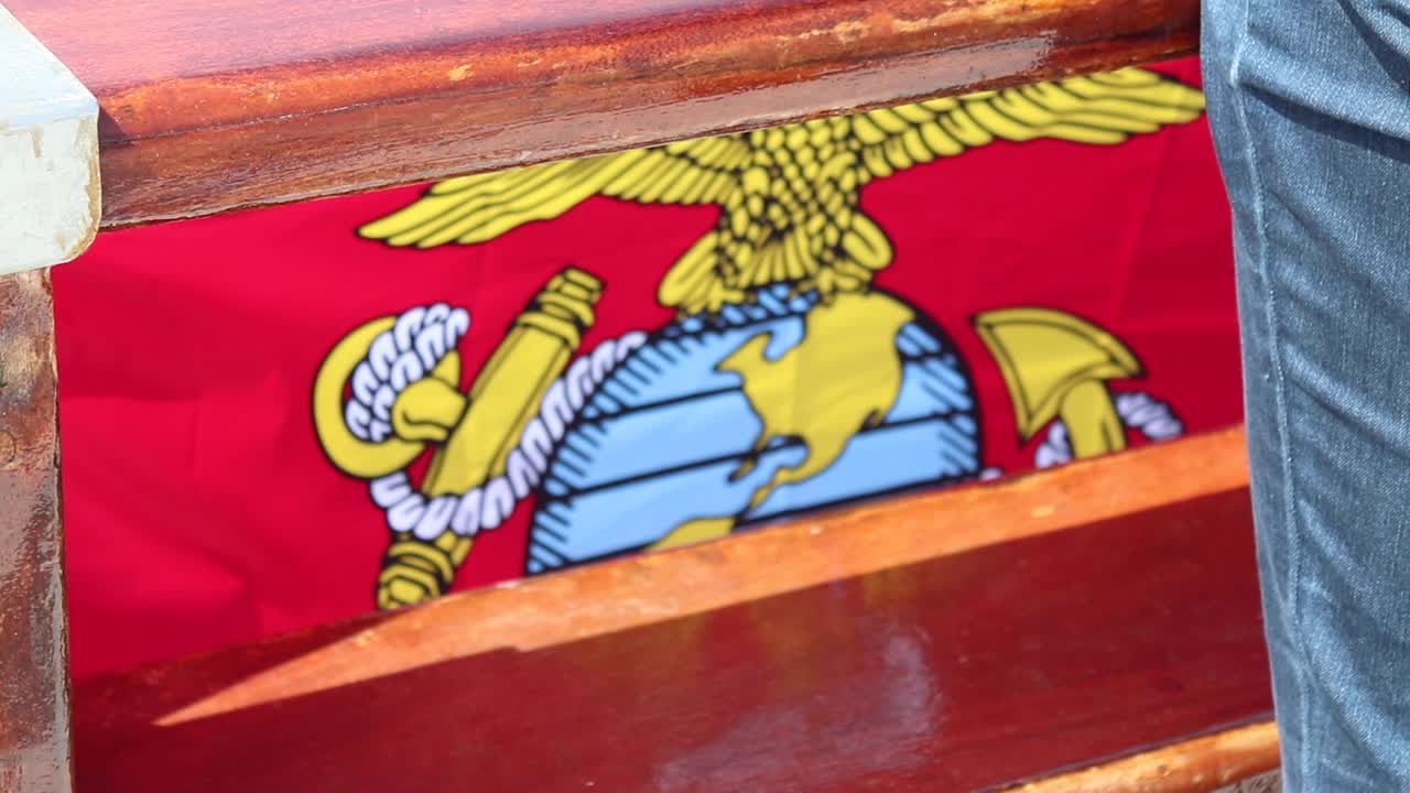 bandera marina de estados unidos ondeando en cámara lenta