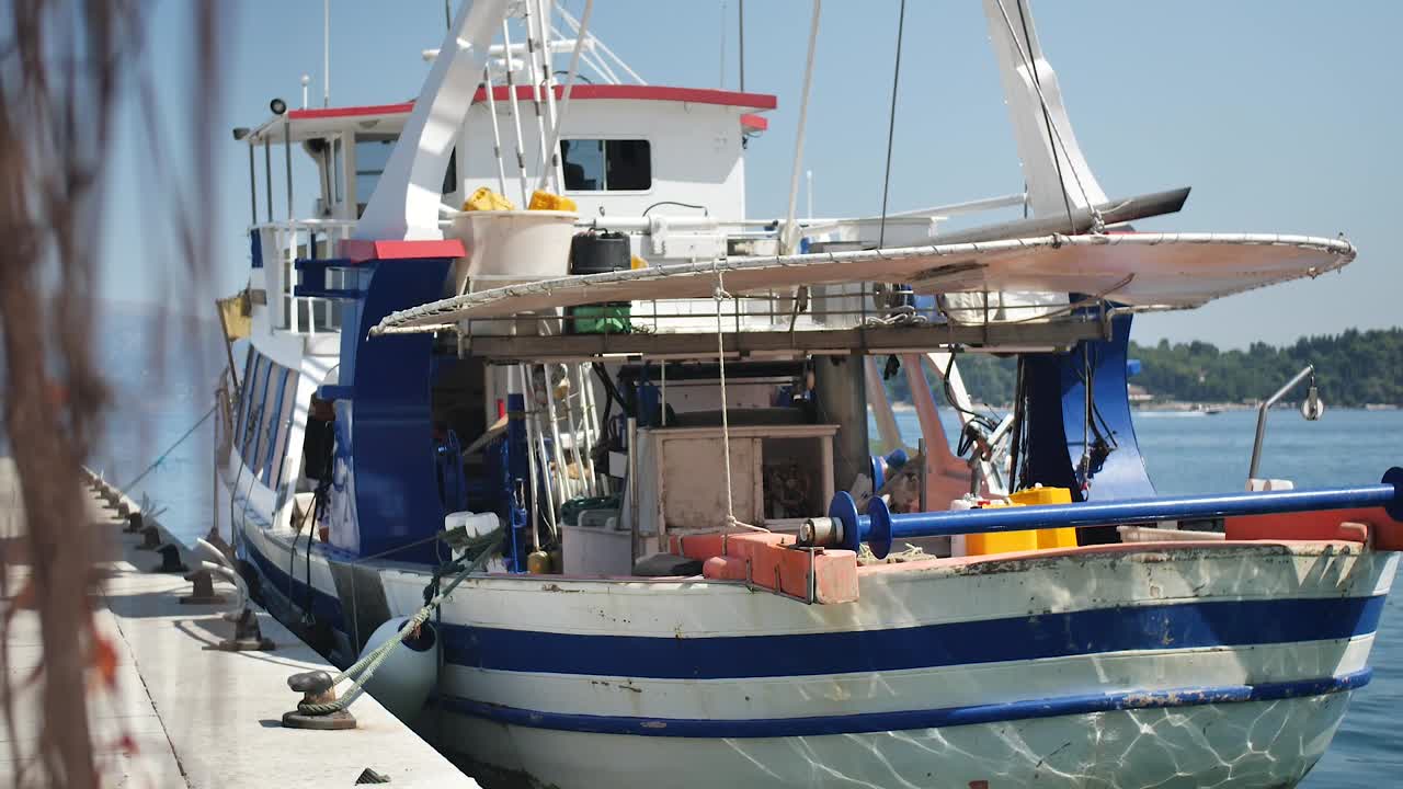 primer plano de un barco de pesca en el puerto