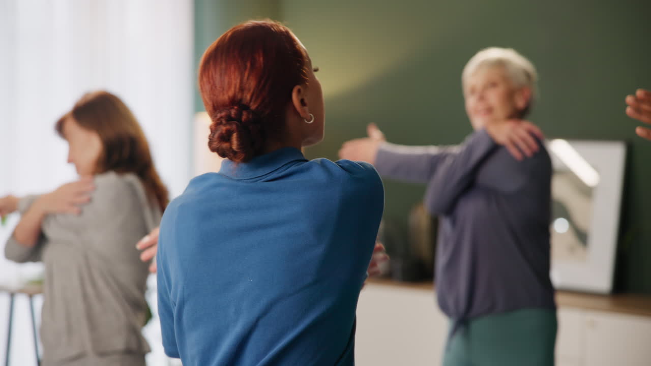 Donne che fanno esercizi di stretching al chiuso