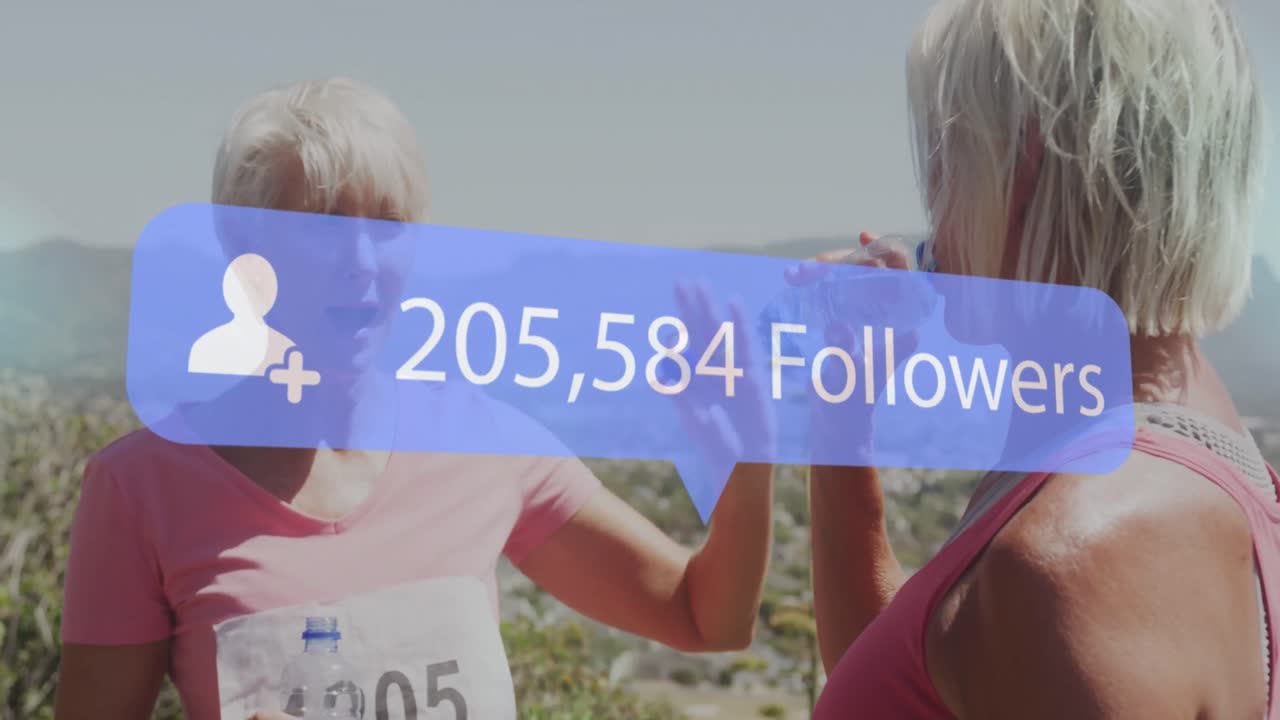Animazione di notifica di social media su donne anziane felici che riposano dopo una maratona in spiaggia