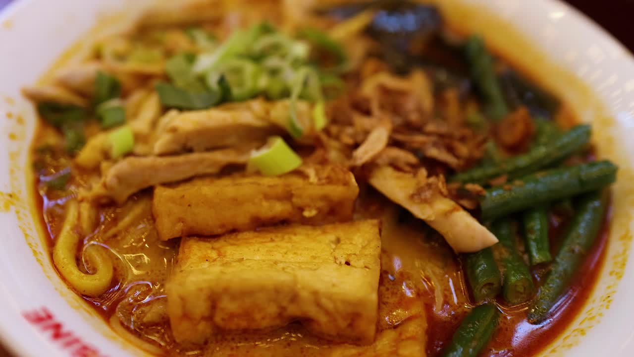 un plato de sopa de fideos laksa con verduras