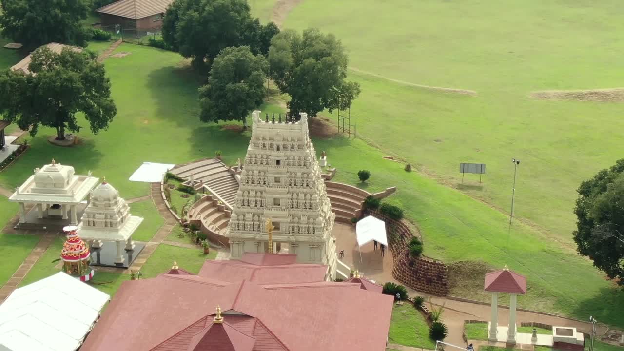 vista de un templo hindú en el lado del campo